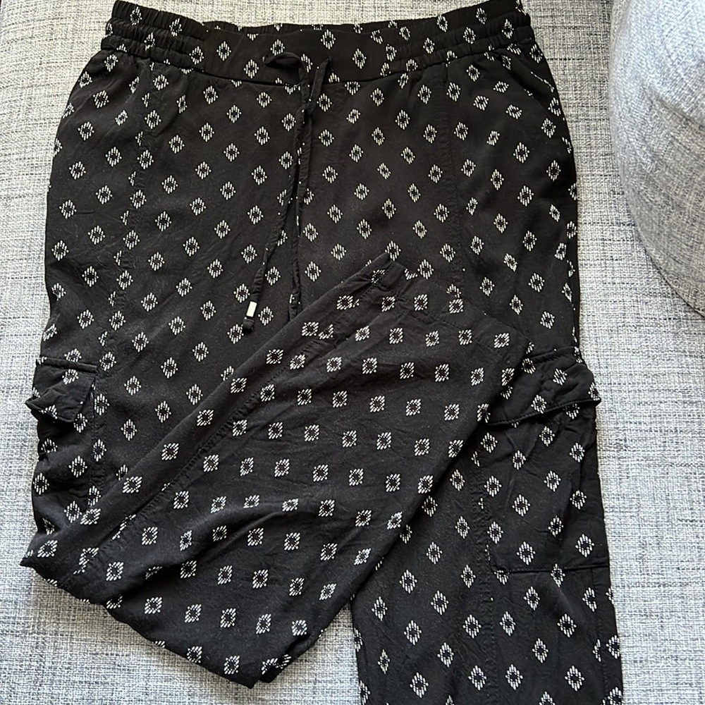 LIKE NEW Old Navy Pants, white and black design, size small.